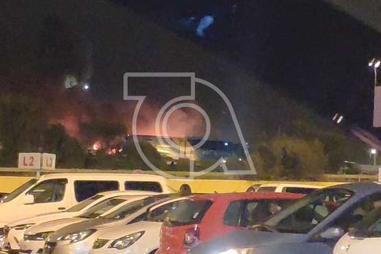 Aparatoso incendio de unos invernaderos en Las Remudas, junto a la GC-1/TA.